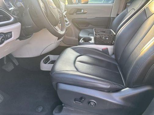 Diamond Black Crystal Pearlcoat 2024 Chrysler Pacifica Touring L