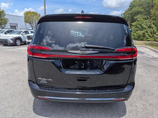Diamond Black Crystal Pearlcoat 2024 Chrysler Pacifica Touring L