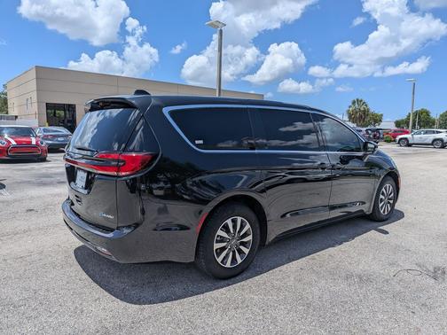 Brilliant Black Crystal Pearlcoat 2022 Chrysler Pacifica Hybrid Touring L