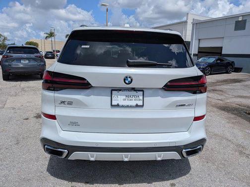 Mineral White Metallic 2026 BMW X5 sDrive40i