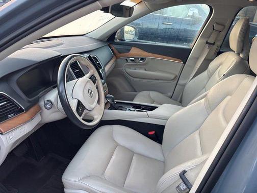 2021 Volvo XC90 T6 Momentum