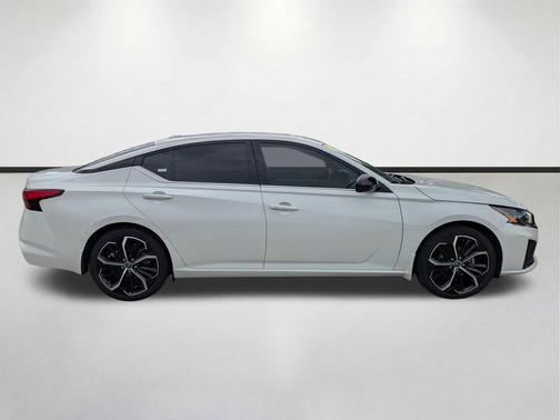 Pearl White Tricoat 2024 Nissan Altima SR FWD