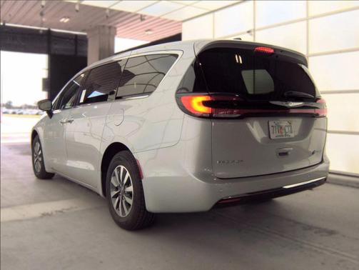Silver Mist Clearcoat 2024 Chrysler Pacifica Hybrid Select