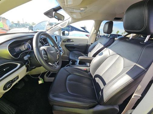 Silver Mist Clearcoat 2024 Chrysler Pacifica Hybrid Select