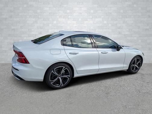 2024 Volvo S60 B5 Core Dark Theme