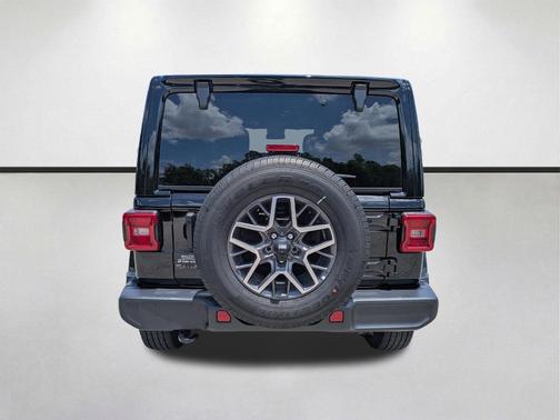 Black Clearcoat 2025 Jeep Wrangler 4-Door Sahara 4x4