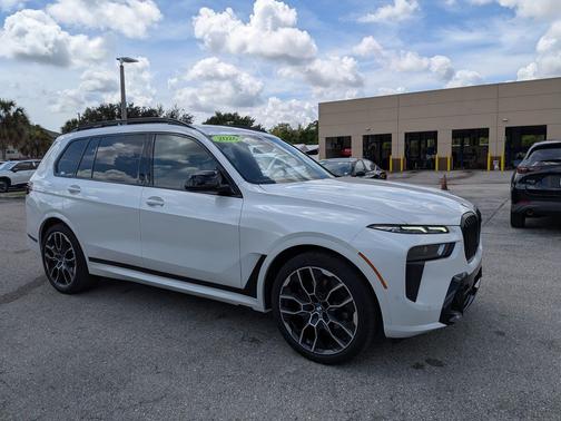 Mineral White Metallic 2026 BMW X7 M60i