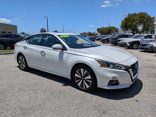 Pearl White Tricoat 2019 Nissan Altima 2.5 SV