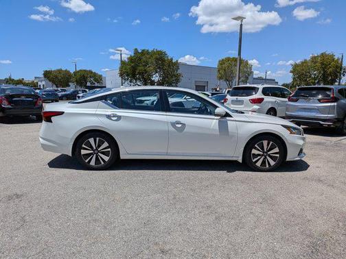 Pearl White Tricoat 2019 Nissan Altima 2.5 SV