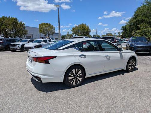Pearl White Tricoat 2019 Nissan Altima 2.5 SV
