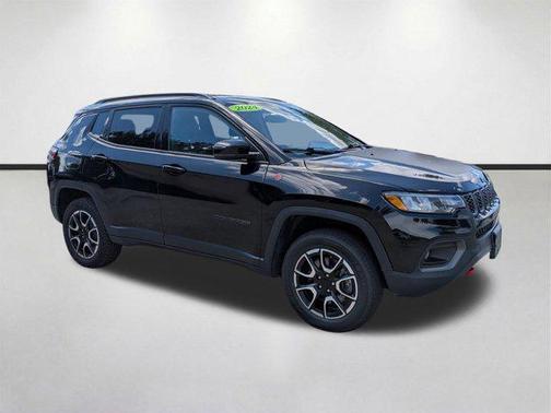 Diamond Black Crystal Pearlcoat 2024 Jeep Compass Trailhawk