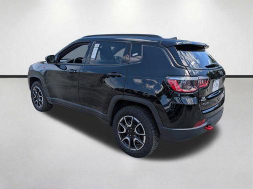 Diamond Black Crystal Pearlcoat 2024 Jeep Compass Trailhawk