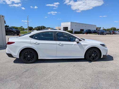 Ice 2025 Toyota Camry SE
