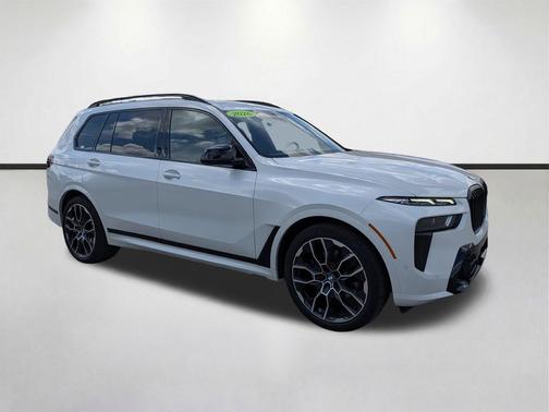 Mineral White Metallic 2026 BMW X7 M60i