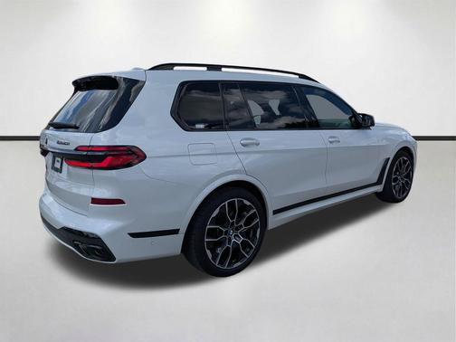 Mineral White Metallic 2026 BMW X7 M60i
