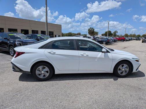 2024 Hyundai ELANTRA SE