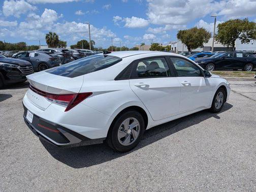 2024 Hyundai ELANTRA SE