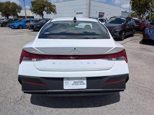 2024 Hyundai ELANTRA SE