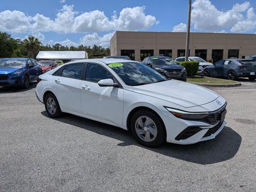 2024 Hyundai ELANTRA SE