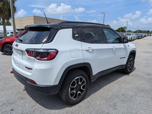 Bright White Clearcoat 2024 Jeep Compass Trailhawk