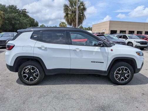 Bright White Clearcoat 2024 Jeep Compass Trailhawk