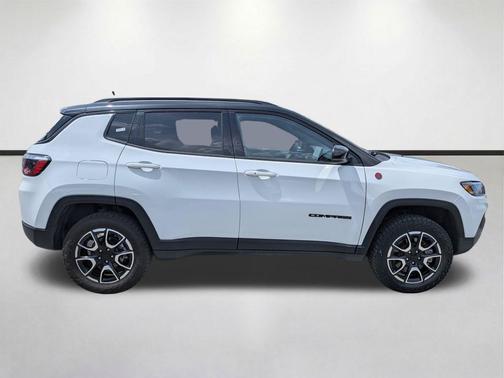 Bright White Clearcoat 2024 Jeep Compass Trailhawk