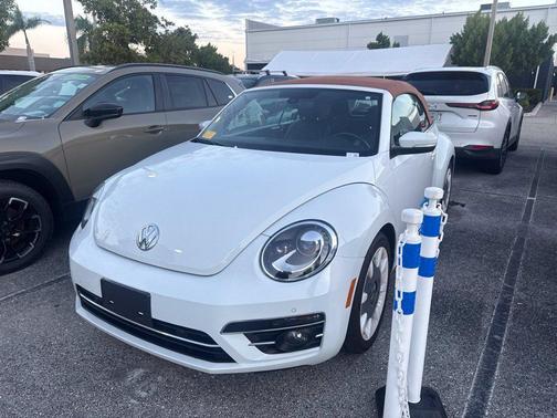 Pure White/Brown Roof 2019 Volkswagen Beetle 2.0T SE