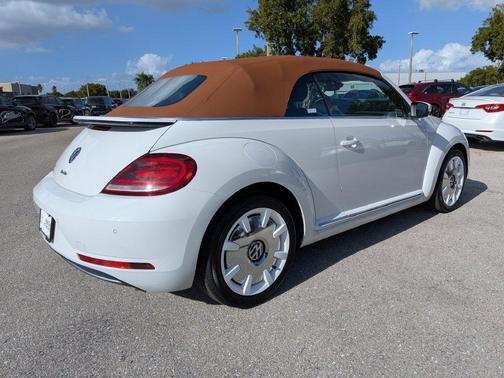 Pure White/Brown Roof 2019 Volkswagen Beetle 2.0T SE