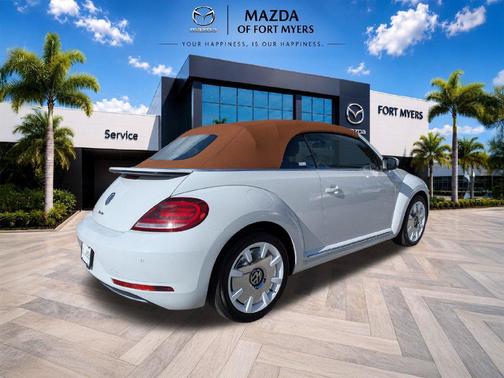 Pure White/Brown Roof 2019 Volkswagen Beetle 2.0T SE