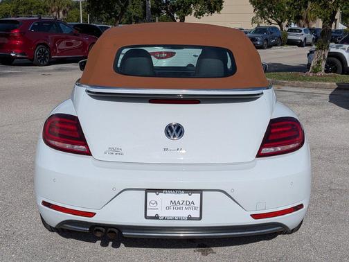 Pure White/Brown Roof 2019 Volkswagen Beetle 2.0T SE