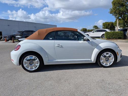 Pure White/Brown Roof 2019 Volkswagen Beetle 2.0T SE