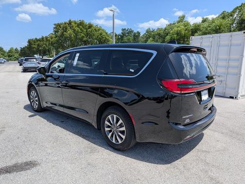 Diamond Black Crystal Pearlcoat 2024 Chrysler Pacifica Hybrid Select