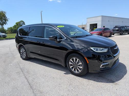 Diamond Black Crystal Pearlcoat 2024 Chrysler Pacifica Hybrid Select