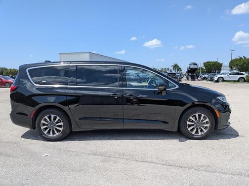 Diamond Black Crystal Pearlcoat 2024 Chrysler Pacifica Hybrid Select