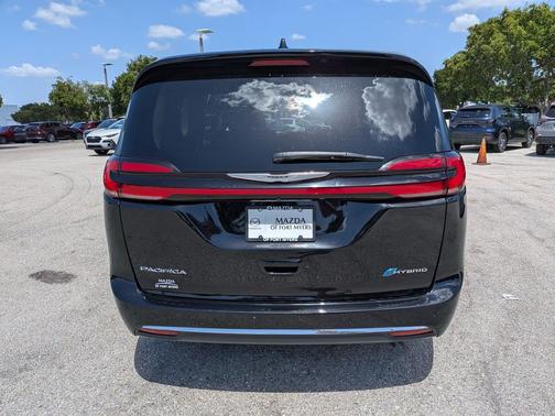 Diamond Black Crystal Pearlcoat 2024 Chrysler Pacifica Hybrid Select