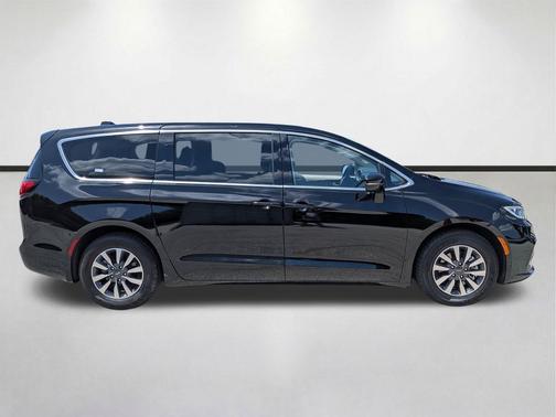 Diamond Black Crystal Pearlcoat 2024 Chrysler Pacifica Hybrid Select