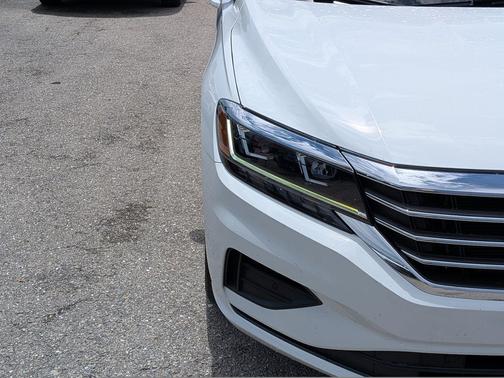 Pure White 2020 Volkswagen Passat 2.0T SE