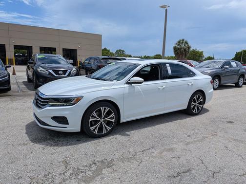 Pure White 2020 Volkswagen Passat 2.0T SE