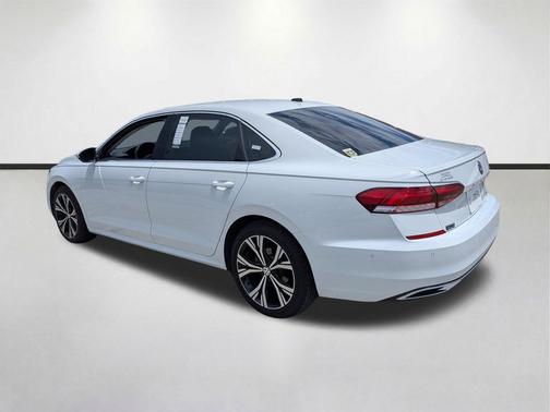 Pure White 2020 Volkswagen Passat 2.0T SE