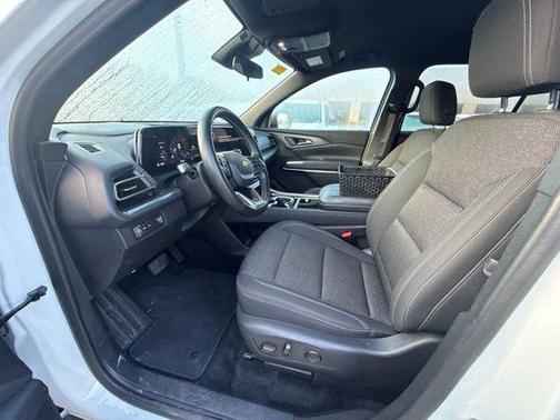 Summit White 2024 Chevrolet Traverse LT