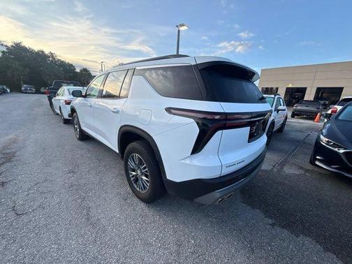 Summit White 2024 Chevrolet Traverse LT