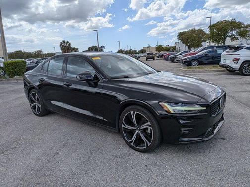 Onyx Black Metallic 2024 Volvo S60 B5 Core Dark Theme