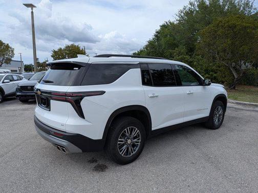 Summit White 2024 Chevrolet Traverse LT