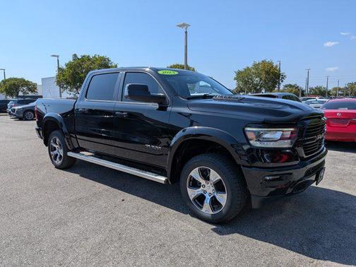 Diamond Black Crystal Pearlcoat 2023 RAM 1500 Laramie