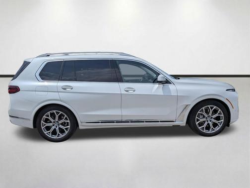 Mineral White Metallic 2025 BMW X7 xDrive40i