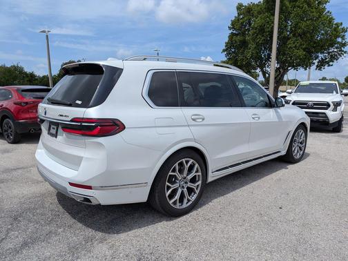 Mineral White Metallic 2025 BMW X7 xDrive40i