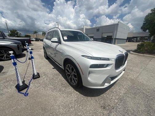 Mineral White Metallic 2025 BMW X7 xDrive40i