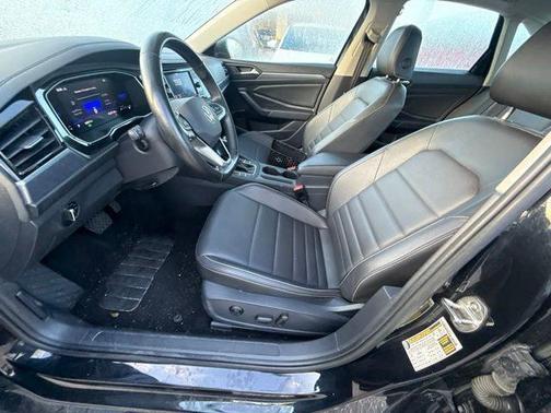 Deep Black Pearl 2024 Volkswagen Jetta 1.5T SE