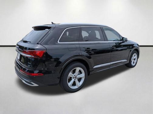 Mythos Black Metallic 2024 Audi Q7 45 Premium Plus