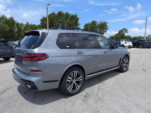 Skyscraper Grey Metallic 2026 BMW X7 xDrive40i